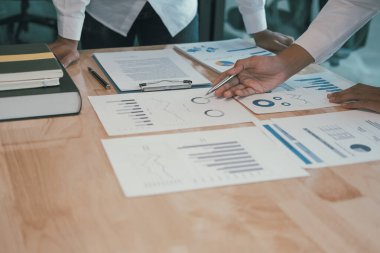 Yatırımcıyla performans gelirlerini analiz eden bir mali danışman. b