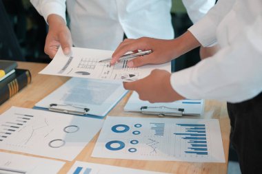 Yatırımcıyla performans gelirlerini analiz eden bir mali danışman. b