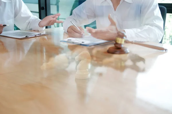 Abogado dar consejos al hombre. hombre de negocios discutiendo legislación legal — Foto de Stock