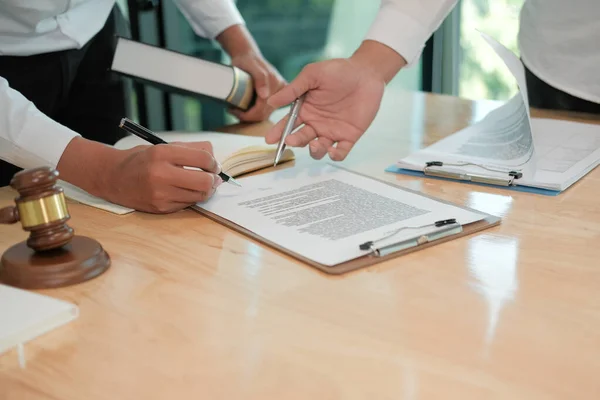 Üzletember konzultáljon ügyvéddel és írja alá a szerződést. Meeti csapat — Stock Fotó