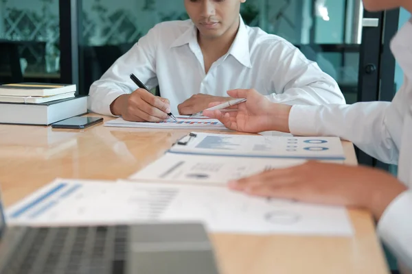 Asesor financiero que analiza los ingresos por resultados con el inversor. b) — Foto de Stock