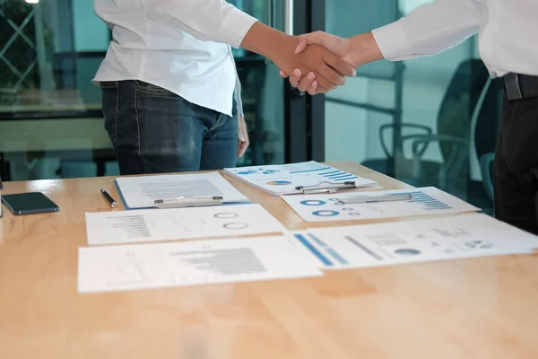 Hombre de negocios estrechando la mano después de la reunión. Gente de negocios handsha — Foto de Stock