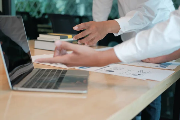 Consultor financeiro analisando a receita de desempenho com investidor. b) — Fotografia de Stock