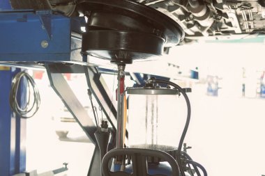 Garajdaki eski motor yağını doldurmak için motor yağı kabı