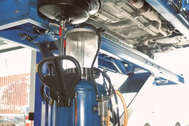Garajdaki eski motor yağını doldurmak için motor yağı kabı