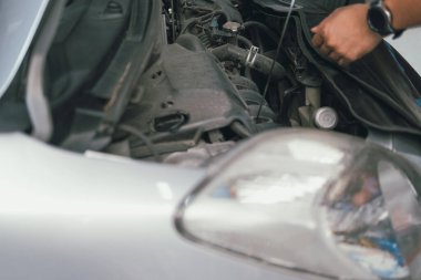 Teknisyen motor yağı seviyesini kontrol ediyor.