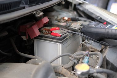 oto mekanik voltmetre multimetre tarafından araba akü voltajı kontrol 