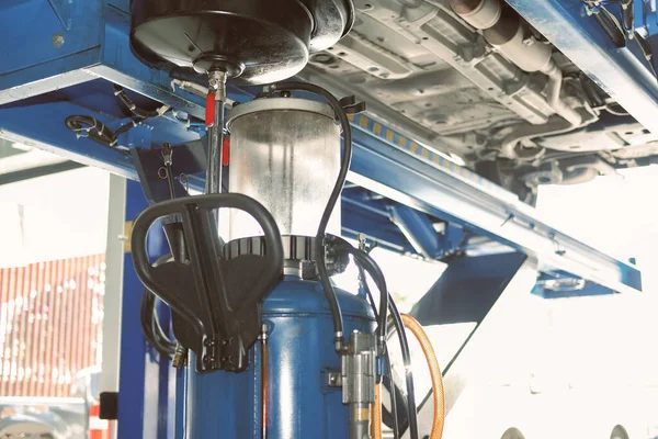 Pojemnik na olej silnikowy do napełniania starego oleju silnikowego z samochodu w garagu — Zdjęcie stockowe