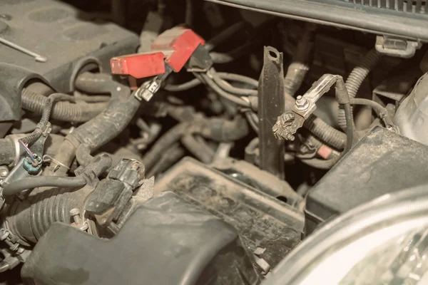 Αλλαγή μπαταρίας αυτοκινήτου στο γκαράζ αυτόματης επισκευής — Φωτογραφία Αρχείου