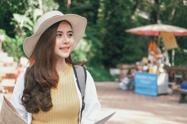 Haritalı bir kadın turist. Seyahat konsepti