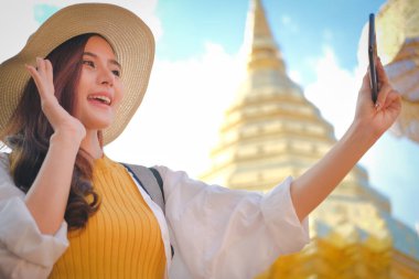 Kadın fotoğraf çekmek için akıllı telefon kullanıyor. Gezgin turist seyahati 