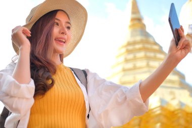 Kadın fotoğraf çekmek için akıllı telefon kullanıyor. Gezgin turist seyahati 