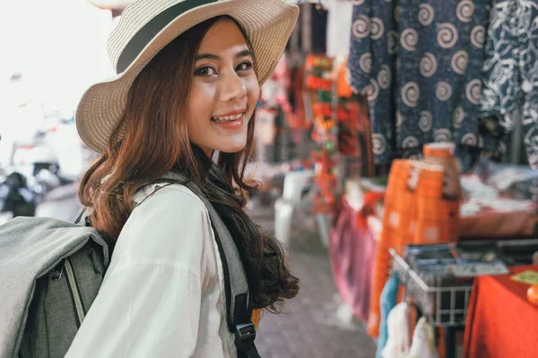 Mulher viajante turista viajando na rua andando. viagem de viagem — Fotografia de Stock