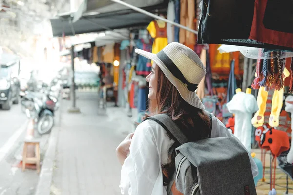 Žena cestovatel turista cestování na pěší ulici. cesta — Stock fotografie