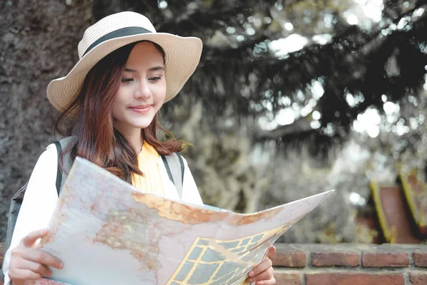 Vrouw reiziger op zoek naar kaart. Reisbureau van de reis — Stockfoto