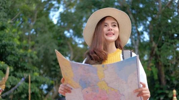 Turista viajero mujer con mapa. viaje viaje viaje concepto —  Fotos de Stock