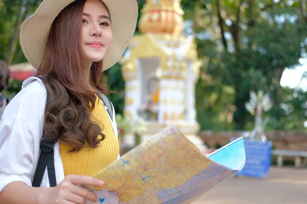 Vrouw reiziger toerist met kaart. reisconcept — Stockfoto