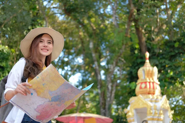 Γυναίκα ταξιδιώτη τουρίστας με χάρτη. έννοια ταξίδι ταξίδι ταξίδι — Φωτογραφία Αρχείου