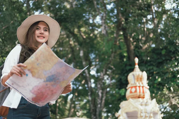 Mulher viajante turista com mapa. viagem viagem conceito de viagem — Fotografia de Stock