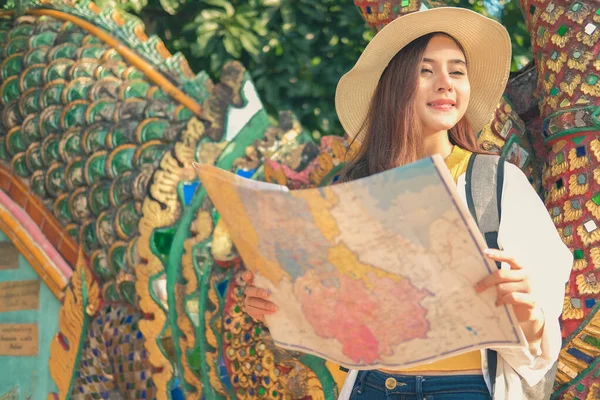 Vrouw reiziger toerist met kaart. reisconcept — Stockfoto