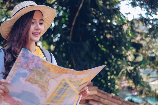 Kadın turist haritaya bakıyor. Yolculuk iyi gidiyor. — Stok fotoğraf
