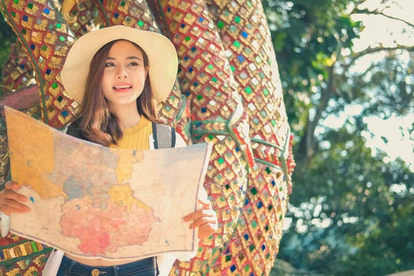 Vrouw reiziger toerist met kaart. reisconcept — Stockfoto