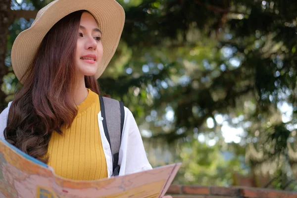 Turista viajero mujer con mapa. viaje viaje viaje concepto — Foto de Stock