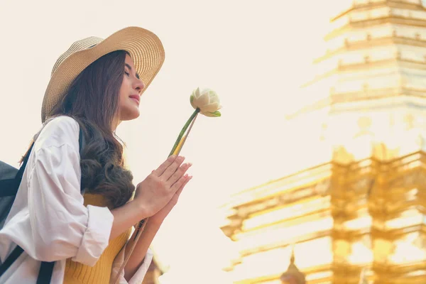 Női utazó turista imádkozik buddhista templomban. utazás — Stock Fotó