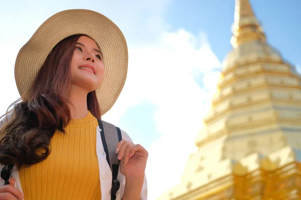 Kadın gezgin turist şehir simgesini ziyaret ediyor. yolculuk gezisi — Stok fotoğraf