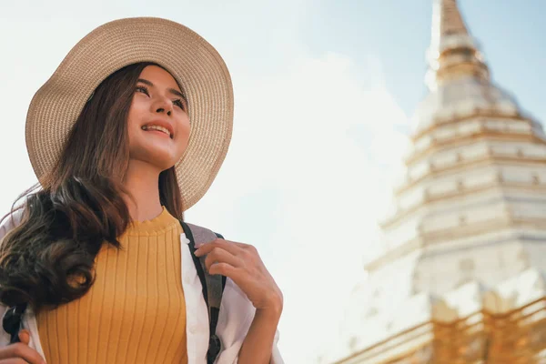Vrouw reiziger toerist reizen bezoeken oriëntatiepunt. Reis — Stockfoto