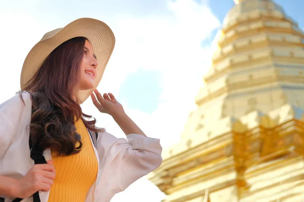 Vrouw reiziger toerist reizen bezoeken oriëntatiepunt. Reis — Stockfoto