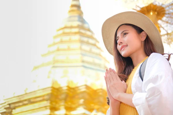 Vrouw reiziger toerist bidden bij boeddhistische tempel. Reis — Stockfoto