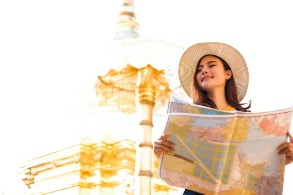 Mulher viajante turista com mapa. viagem viagem conceito de viagem — Fotografia de Stock