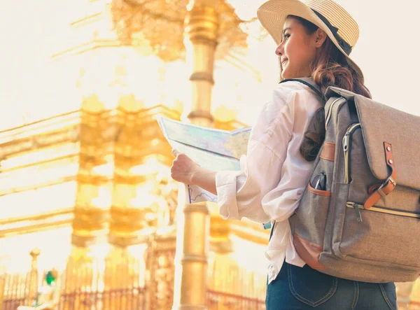 Mulher viajante turista com mapa. viagem viagem conceito de viagem — Fotografia de Stock