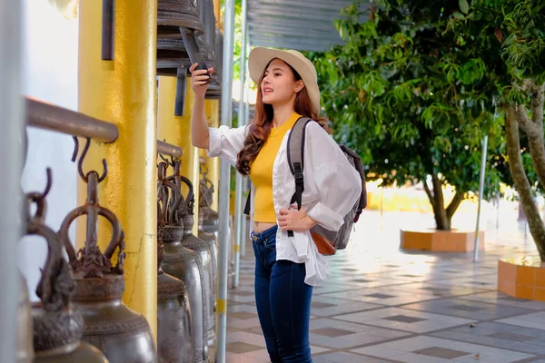 Turista viajera tocando la campana en el templo. viaje viaje tra — Foto de Stock