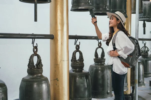 Viajante mulher turista batendo sino no templo. viagem viagem tra — Fotografia de Stock