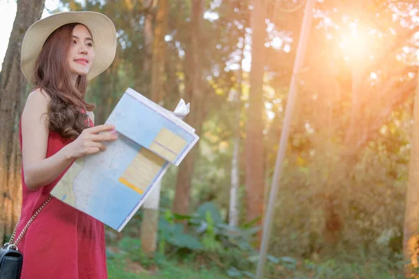 Женщина путешественник турист с картой. Путешествие концепции путешествия — стоковое фото