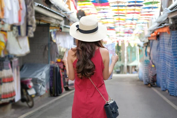 Vrouw reiziger toerist met kaart reizen op wandelstraat. Jou — Stockfoto