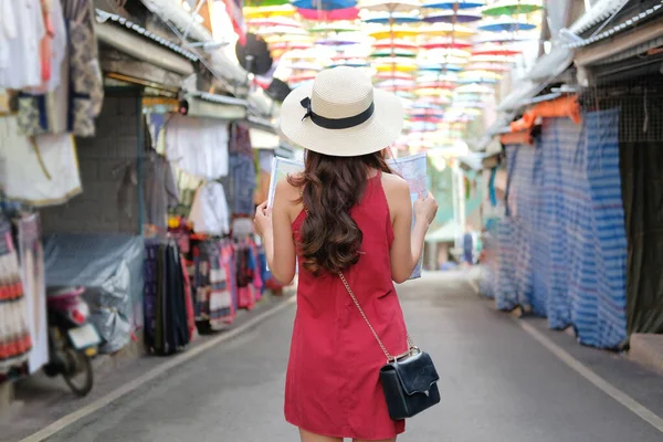 Mulher viajante turista com mapa viajando na rua andando. Jou. — Fotografia de Stock