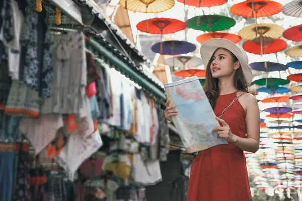 Touristin mit Karte, die auf der Fußgängerstraße unterwegs ist. jou — Stockfoto