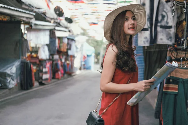 Γυναίκα ταξιδιώτη τουρίστας με χάρτη που ταξιδεύουν στο δρόμο με τα πόδια. Τζου. — Φωτογραφία Αρχείου