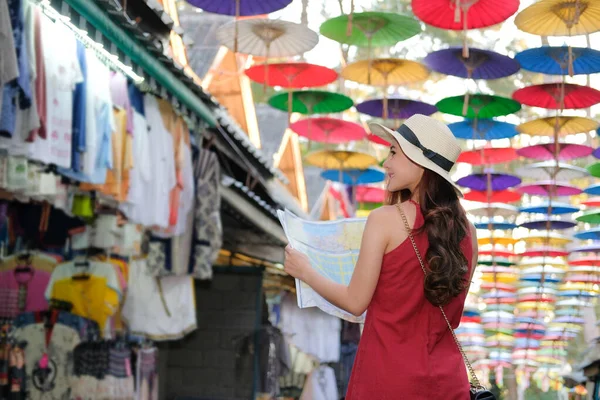 Mulher viajante turista com mapa viajando na rua andando. Jou. — Fotografia de Stock