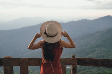 Kadın gezgin turist şehir simgesini ziyaret ediyor. yolculuk gezisi