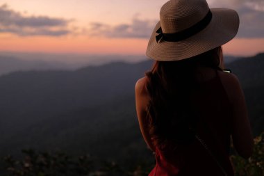 Kadın gezgin turist şehir simgesini ziyaret ediyor. yolculuk gezisi