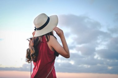 Kadın gezgin turist şehir simgesini ziyaret ediyor. yolculuk gezisi