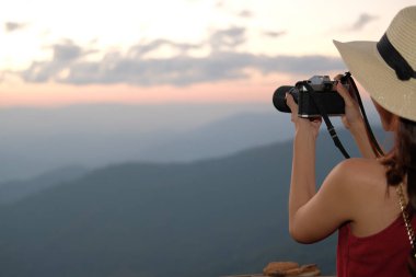 Yürüyen caddede haritalı bir kadın turist. Evet.