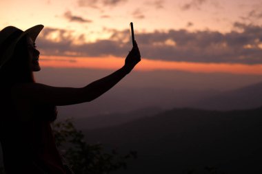 Kadın fotoğraf çekmek için akıllı telefon kullanıyor. Gezgin turist seyahati 