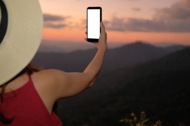 Kadın fotoğraf çekmek için akıllı telefon kullanıyor. Gezgin turist seyahati 