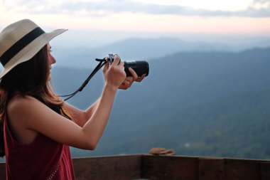 Kadın fotoğraf çekiyor. Tatilde seyahat eden bir turist. j