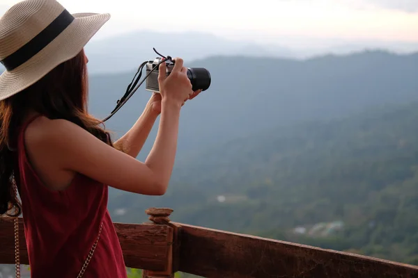 Maak een foto van haar. Reizigers reizen op vakantie. j — Stockfoto